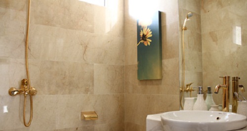 Nhà vệ sinh được dát 140 cây vàng của đại gia Việt