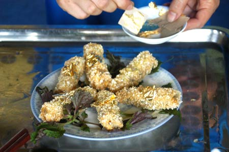 Các đại gia Việt truyền tai nhau bí quyết  tăng cường sức khỏe bằng cách mua bụi vàng 24 cara rắc vào thức ăn