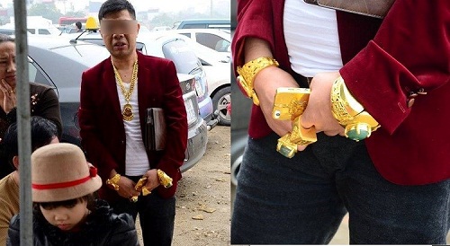 Hình ảnh đại gia đeo vàng khắp người được chia sẻ nhiều trên mạng xã hội 
