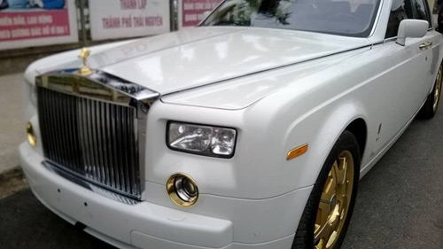 Đại gia Việt sở hữu Rolls-Royce Phantom trắng tinh khôi nổi bật với bộ la-zăng, logo, viền đèn, tay nắm cửa mạ vàng