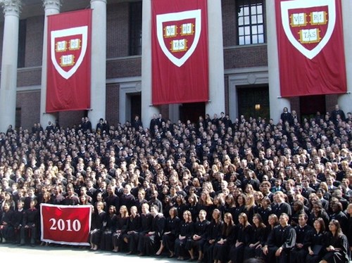 Trong khi đó, đại diện trường đại học Harvard khẳng định không hề có sự phân biệt chủng tộc trong tiêu chí tuyển sinh của nhà trường