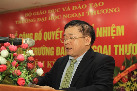 Thứ trưởng Bộ GD-ĐT Bùi Văn Ga đọc quyết định bổ nhiệm tân Hiệu trưởng Đại học Ngoại thương