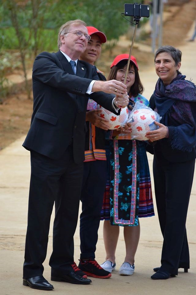 Đại sứ Canada bất ngờ làm ‘ca sĩ’ tại Việt Nam