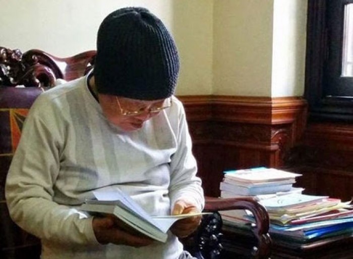 Dù tuổi cao nhưng lúc sinh thời, Đại tá Dương Khắc Thụ vẫn giữ thói quen đọc sách hàng ngày