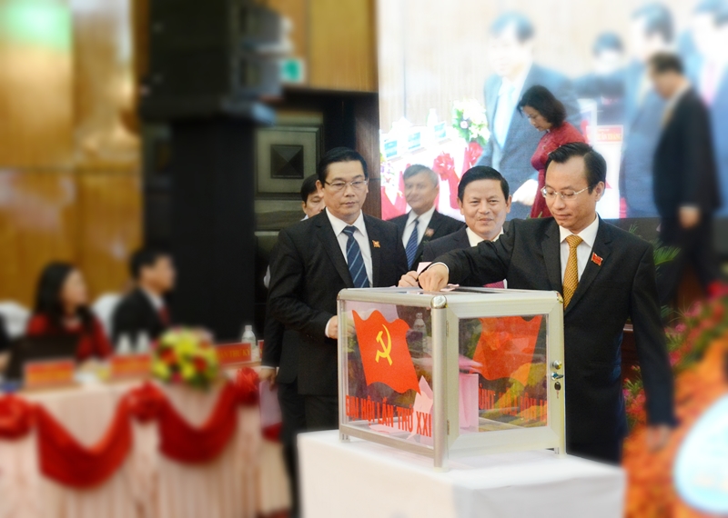 Ông Nguyễn Xuân Anh (ngoài cùng, bên phải) được bầu giữ chức Bí thư Thành ủy Đà Nẵng