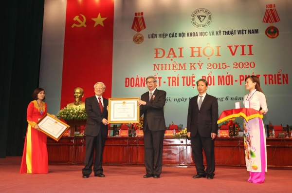 Tổng bí thư Nguyễn Phú Trọng trao tặng Huân chương Độc lập cho đồng chí Đặng Vũ Minh và Trần Việt Hùng