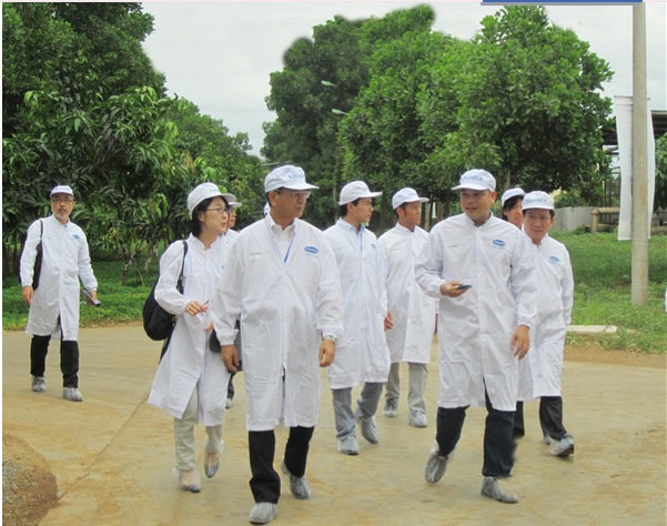 Ngài đại sứ Hiroshi Fukada đánh giá cao về môi trường xanh và thân thiện của Trang trại
