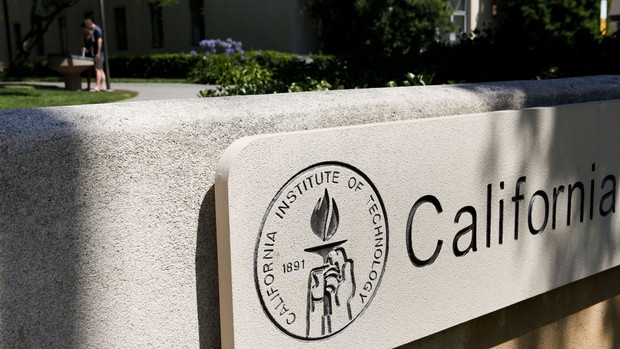Bảng chỉ dẫn đứng trong khuôn viên trường Caltech ở Pasadena, California