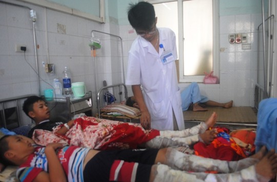 Các cháu nhỏ bị bỏng xăng đang được điều trị tại Bệnh viện Đa khoa tỉnh Thanh Hóa