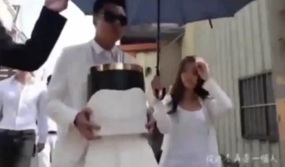 Anh Lai tổ chức lễ cưới đàng hoàng với với hũ tro cốt của người bạn gái quá cố.