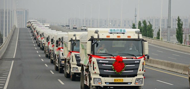 Dàn xe tải đón dâu trong đám cưới độc đáo ở Trung Quốc