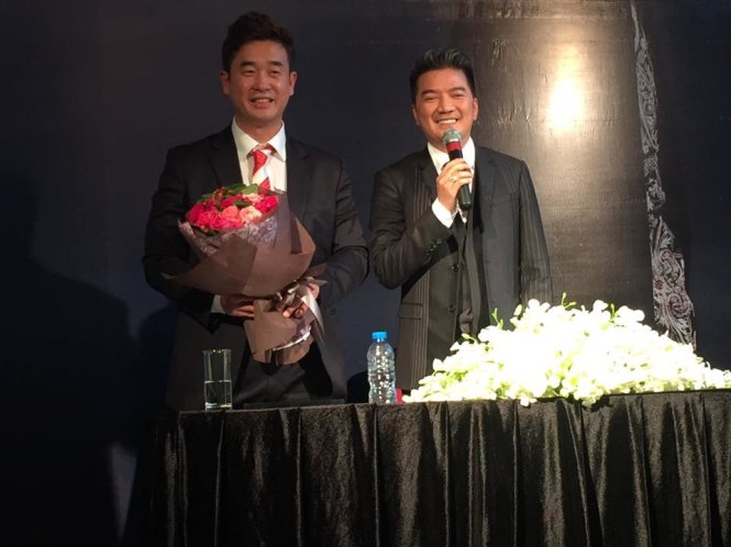 Đàm Vĩnh Hưng tặng hoa cảm ơn đến đại diện ban tổ chức giải Siêu sao châu Á, ông Lee Sun Ki tại họp báo vào chiều 16/11