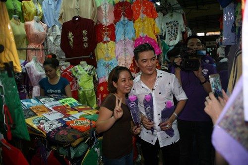 rất nhiều phụ nữ đã vô cùng bất ngờ và vui sướng khi được Mr. Đàm tặng hoa