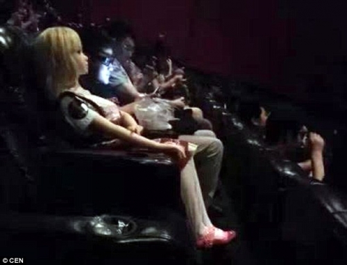 Chàng trai và búp bê tình dục khi ở trong rạp phim
