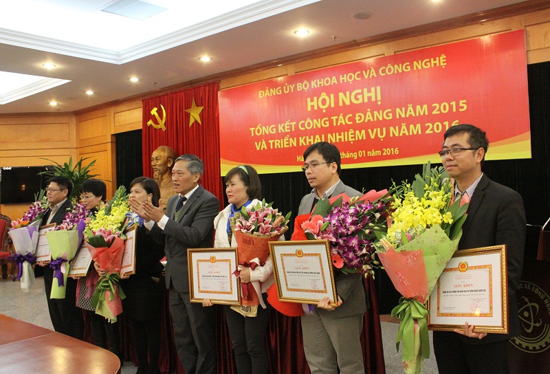 Thứ trưởng Trần Văn Tùng trao Giấy khen của Đảng ủy Bộ KH&CN cho 06 tổ chức đảng trong sạch, vững mạnh tiêu biểu năm 2015
