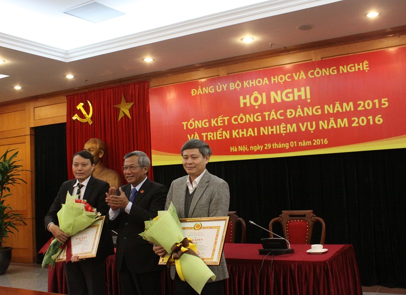 Ông Trần Hồng Hà, Phó Bí thư Đảng ủy Khối các cơ quan Trung ương trao Bằng khen cho các cá nhân hoàn thành xuất sắc nhiệm vụ.