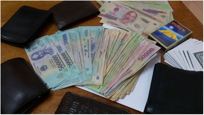 Tang vật thu bị thu giữ tại ‘ổ’ cờ bạc ăn tiền trong khách sạn Hà Tĩnh