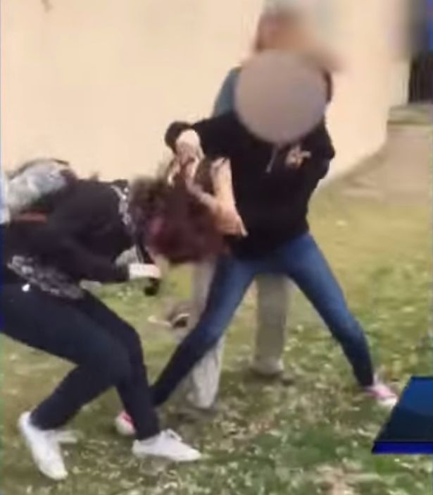 Một hành động bạo lực học đường đáng lên án, con gái Morlan đánh nhau với bạn và bà đứng ngoài cổ vũ