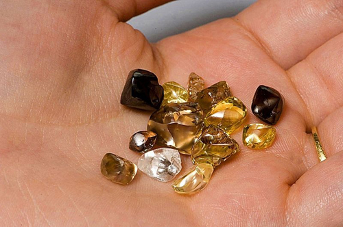 Những viên kim cương ở đây được tìm thấy rất nhỏ, nhưng đôi khi may mắn cũng tìm được những viên tới vài carat.Ảnh: Amusing