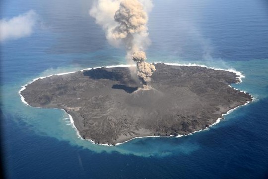 Đảo núi lửa tại Nhật Bản lớn nhanh như thổi chỉ trong 15 tháng