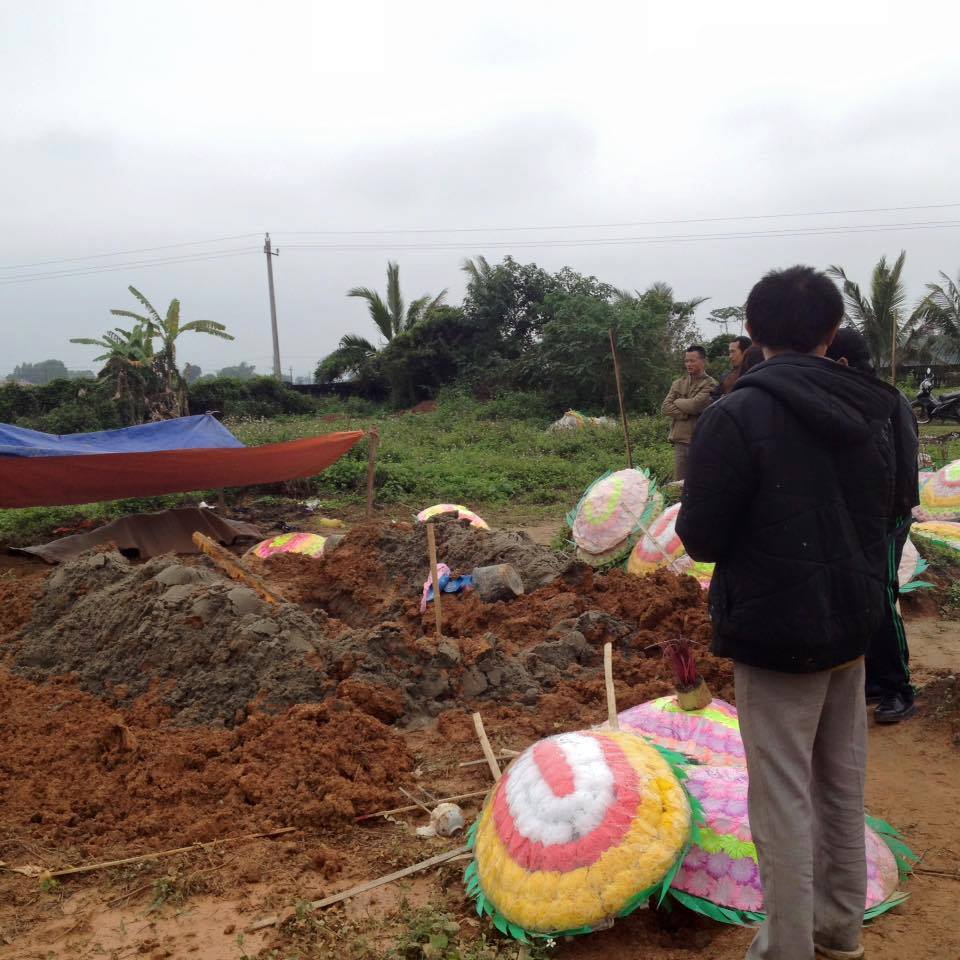 Ngôi mộ bị kẻ lạ mặt đào trộm lấy đi một phần thi thể bà cụ 93 tuổi ở Thanh Hóa