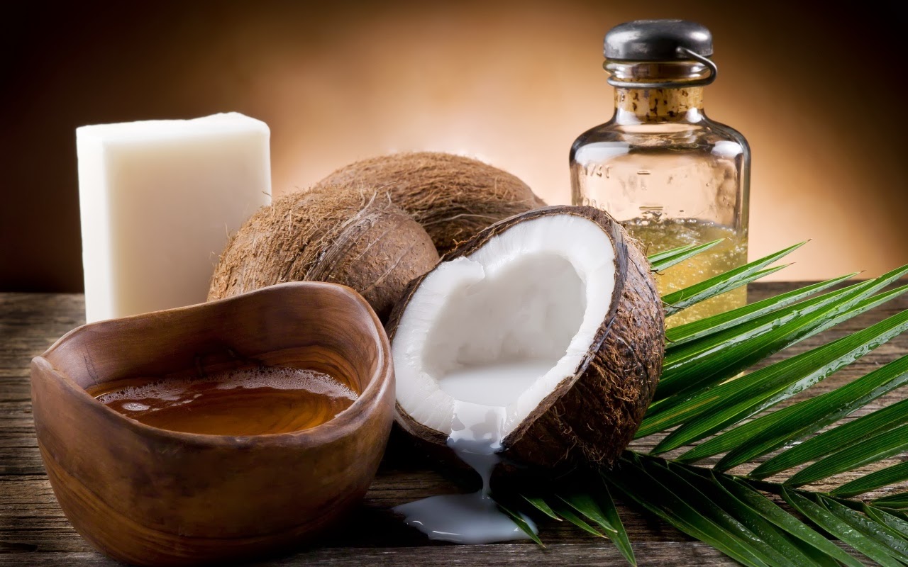 Ngoài dùng để dưỡng da, dầu dừa còn được dùng như một loại kem đánh răng từ thiên nhiên 