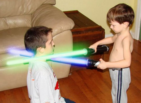 Đồ chơi chứa tia laser gây hiểm họa khôn lường đối với sức khỏe, đặc biệt với trẻ em