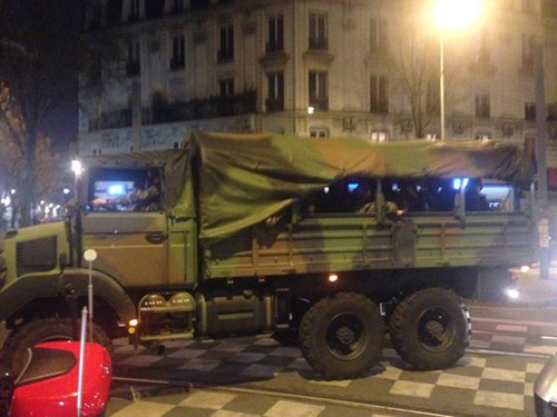 Quân đội được huy động đến St. Denis với 3 xe tải cùng khoảng 100 lính