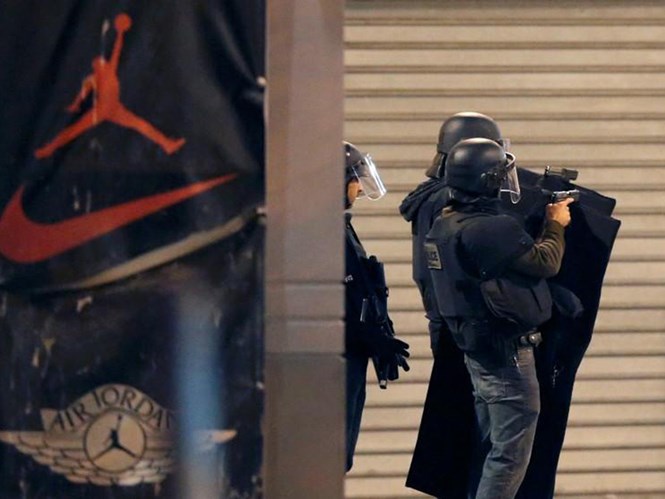 Lực lượng cảnh sát đặc nhiệm Pháp vây ráp và đấu súng với 3 kẻ tình nghi liên quan vụ khủng bố Paris đang bị truy nã, tại St Denis