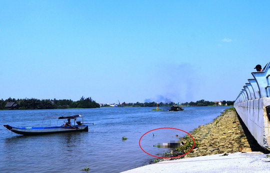 Ngay sau khi phát hiện thi thể đang phân hủy trôi trên sông Sài Gòn, người dân đã báo tin cho công an địa phương