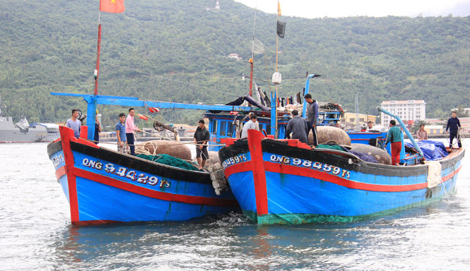 Tàu cá Quảng Ngãi gặp nạn được lai dắt về tới đồn biên phòng Mân Quang, Đà Nẵng