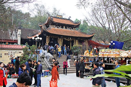 Đền Bà Chúa kho tại thôn Cổ Mễ, phường Vũ Ninh, thành phố Bắc Ninh luôn tấp nập du khách xin lộc đầu năm. 