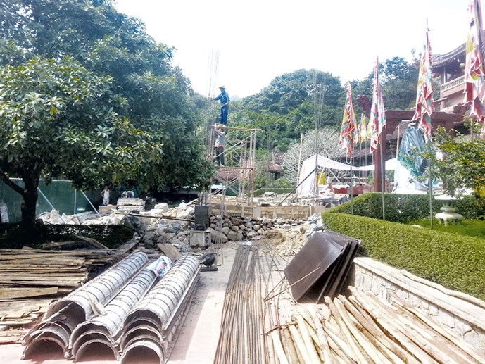 Công trường xây dựng không phép ngổn ngang vật liệu ở ngay vùng lõi của di tích Yên Tử