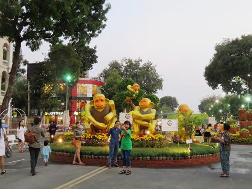 Những chú khỉ tại đường hoa Hùng Vương hứa hẹn tạo nên địa điểm chụp ảnh Tết Âm lịch Bính Thân lý tưởng