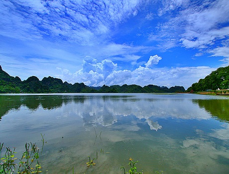 Hồ Quan Sơn hay còn gọi là 'Hạ Long cạn'