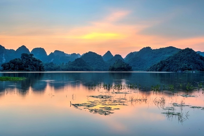 Hồ Quan Sơn được mệnh danh Hạ Long trên cạn 