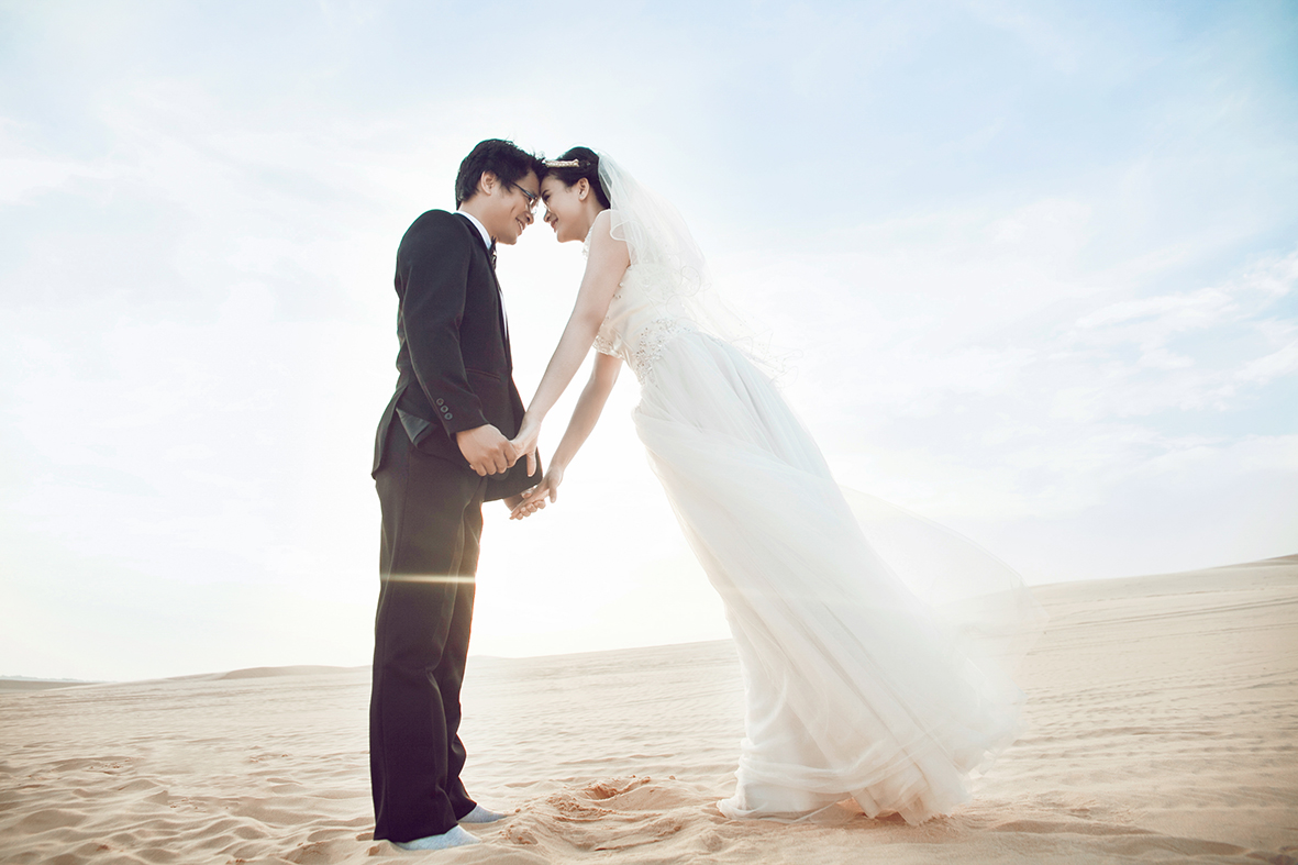 Trong số những địa điểm chụp ảnh cưới ở miền Nam, Mũi Né nổi bật với nét đẹp mới lạ từ những cồn cát trải dài mênh mông