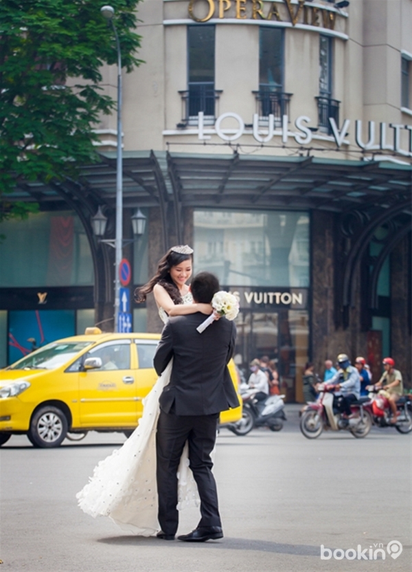 Những phố phường đông đúc tấp nập của Sài Gòn được coi là địa điểm chụp ảnh cưới lý tưởng với nhiều cặp đôi