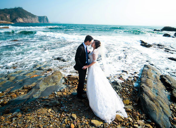 Quảng Bình sở hữu nhiều bãi biển đẹp đầy nắng gió khiến nơi đây trở thành địa điểm chụp ảnh cưới vô cùng lãng mạn