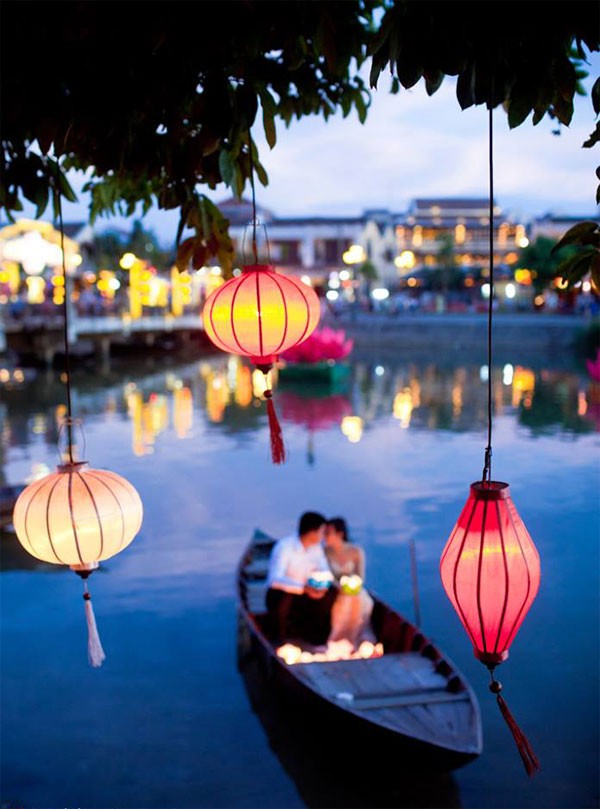 Phố cổ Hội An là địa điểm lãng mạn không thể bỏ qua khi chụp ảnh cưới ở Đà Nẵng