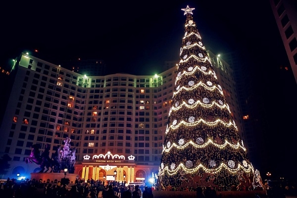 Times City lộng lẫy với cây thông Noel khổng lồ lung linh trong đêm