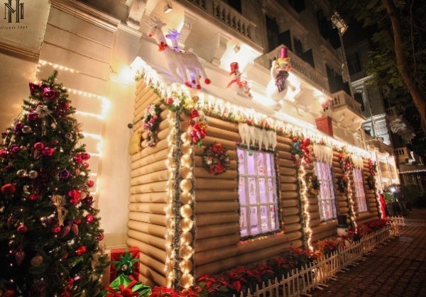 Khách sạn Metropole là địa điểm vui chơi đêm Giáng sinh nổi tiếng của Hà Nội