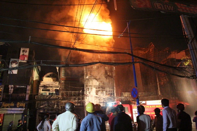 Nhiều căn nhà ở Trung tâm TP HCM thiêu rụi trong đám cháy lớn cuối năm 2014