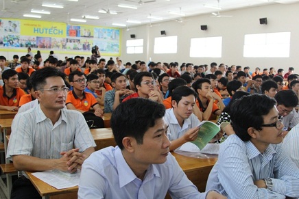 Sinh viên trường HUTECH được cung cấp kiến thức cơ bản về chương trình phát triển điện hạt nhân tại Việt Nam
