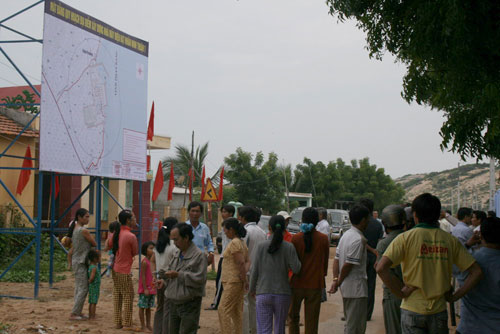 Người dân xem quy hoạch địa điểm xây dựng Nhà máy Điện hạt nhân Ninh Thuận 1