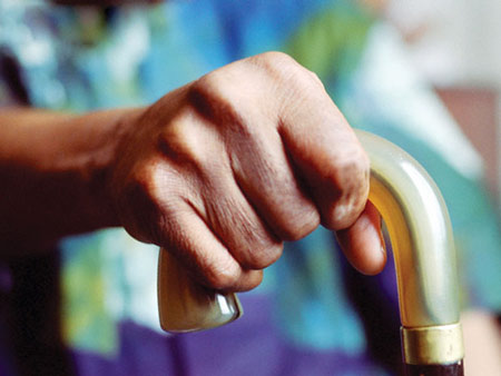 Bệnh Parkinson c&oacute; thể g&acirc;y chứng run tay ch&acirc;n