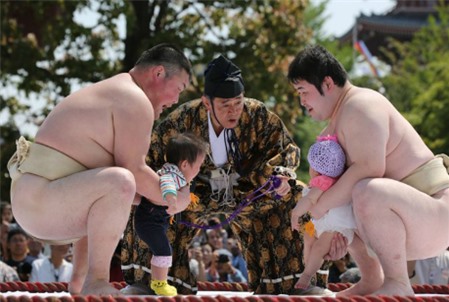 Nhật Bản: Độc đáo với lễ hội Sumo dọa trẻ em có lịch sử hơn 400 năm