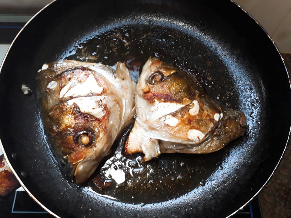 Cách nấu nướng canh chua đầu cá chuẩn chỉnh vị thơm nức ngon