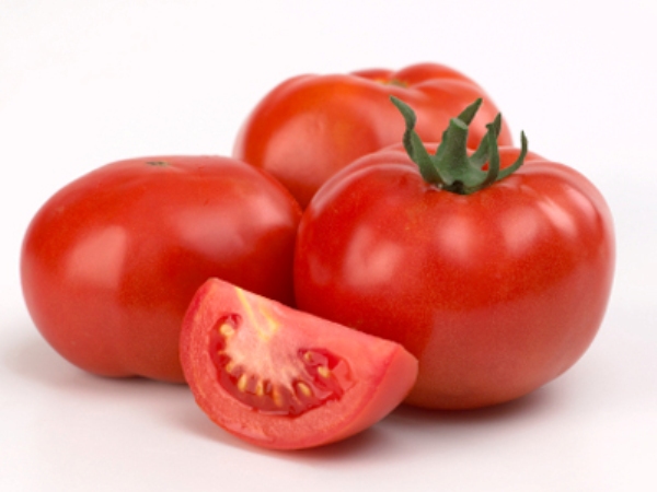 Nên chọn những quả cà chua chín đỏ, tròn đều, nặng tay. 