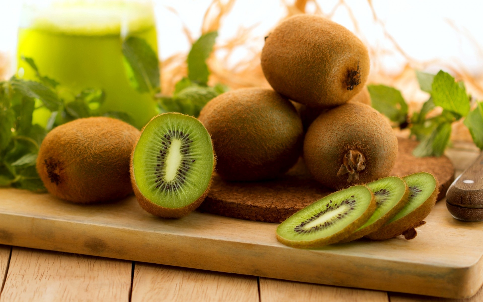 Quả kiwi cung cấp rất nhiều chất dinh dưỡng cho bà bầu và thai nhi